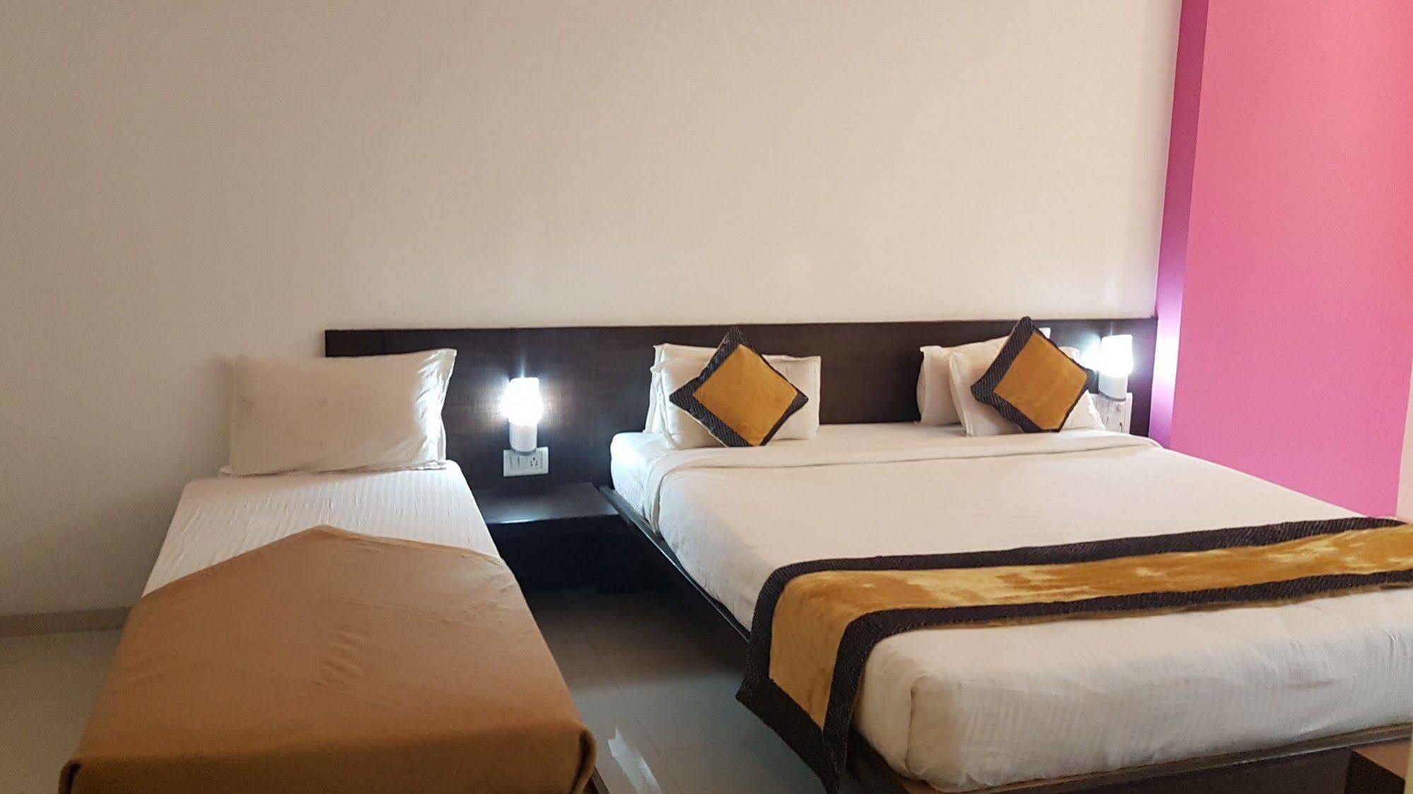 Hotel Golden View Shirdi Dış mekan fotoğraf